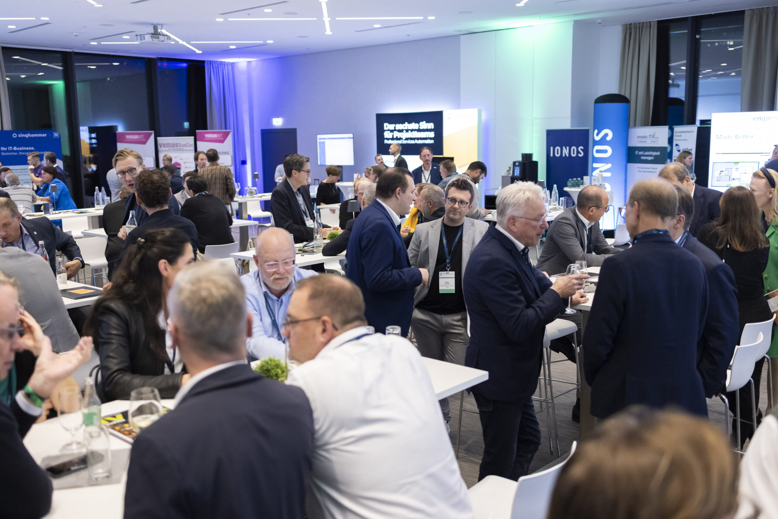 Teilnehmer und Networking im Ausstellerforum
